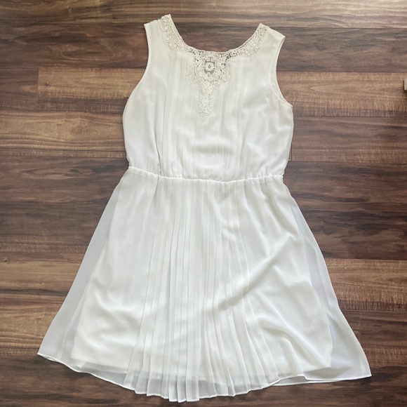 Jessica Simpson Dresses & Skirts - Sleeveless Pleated Dress